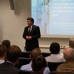 „Von Losgröße 1 bis zur Serienfertigung - Flexible Produktion in der Fabrik des Jahres 2007“, so das Thema von Siegfried Koller, Leiter Betriebsmittelbau und Instandhaltung, Siemens AG Gerätewerk Amberg.