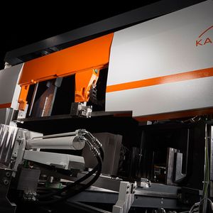 Kasto gründet mit der Kastomiwin 4.6 eine komplett neue Sägemaschinen-Dynastie, wie es heißt. Es gebe diese neue Doppelgehrungssäge mit -45 bis 60 °-Einzug momentan in einer halbautomatischen sowie einer automatischen Version.