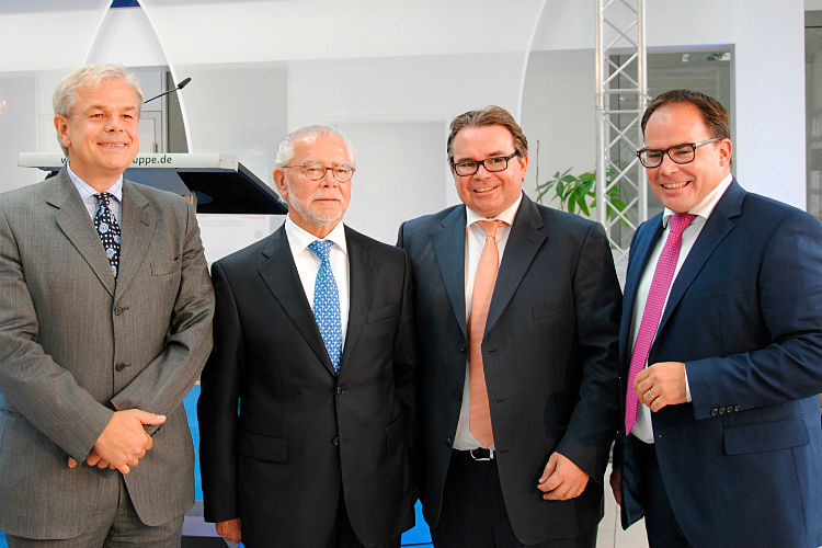 Prägten die Entwicklung der Jacobs Gruppe im vergangenen Jahrzehnt gemeinsam: (v. li.) Jens Werner (CEO von Penske Automotive Europe) sowie Günter Jacobs, Patrick Jacobs und Daniel Jacobs. (Baeuchle)