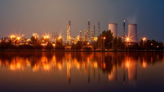 Die ostdeutsche Chemieindustrie (hier Leuna) sucht zwischen Kostendruck, Standortkrise und Transformationsbedarf nach neuen Perspektiven.(Bild:  frei lizenziert /  Pixabay)