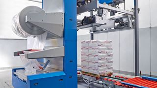 Mit den Stretch-Hood-Maschinen von Beumer können Paletten direkt nach dem Folieren eingelagert werden. (Beumer)