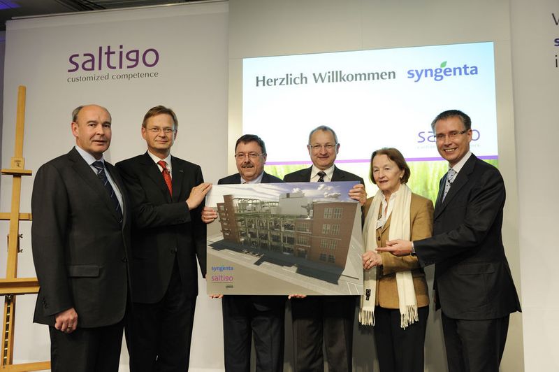 Die hundertprozentige Lanxess-Tochter Saltigo hat am 4. Mai 2010 eine Kooperation mit dem Schweizer Pflanzenschutzhersteller Syngenta besiegelt. (Von links nach rechs: John Ramsey, CFO Syngenta; Axel C. Heitmann, Vorstandsvorsitzender der Lanxess AG; Hans Elmsheuser, Syngenta; Wolfang Schmitz, Saltigo; Ursula Monheim, MdL; Werner Breuers, Vorstandsmitglied der Lanxess AG)  (Bild: Lanxess)