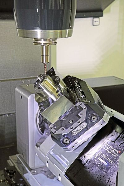 Der CNC-Drehtisch T1-510520.RR Top2 von PL Lehmann macht aus der vertikalen, dreiachsigen Mazak-Fräsmaschine VCN 530C ein fünfachsiges Bearbeitungszentrum, mit dem sich komplexe Bauteile komplettbearbeiten lassen. (PL Lehmann)