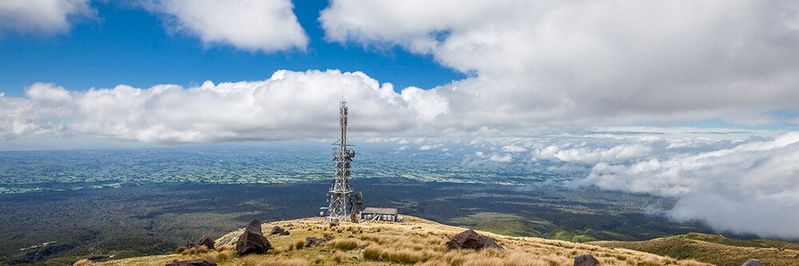 Muss und wird jeder Mobilfunknetzbetreiber seine eigenen Masten auf den grünen Wiesen bauen, oder tun sich auch in Deutschland die Netbetreiber zusammen, um das gnaze Land flächendeckend zu versorgen?(Bild:  © Uwe Moser - stock.adobe.com)