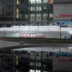Im Teuerland-Zelt präsentierten IT-Hersteller ihre Produkte mit »Preisaufschlag URA«