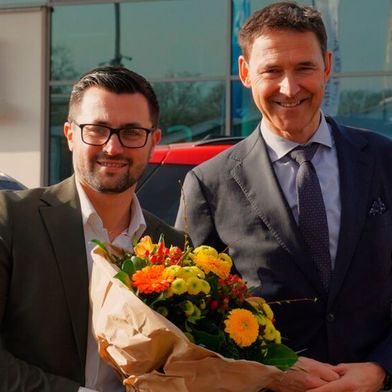 Christian Rönsch (r.), Geschäftsführer von May & Olde, gratuliert Alexander Friesen zu seiner neuen Position als Gebrauchtwagenverantwortlicher der BMW-Autohausgruppe.  (Bild: May & Olde)