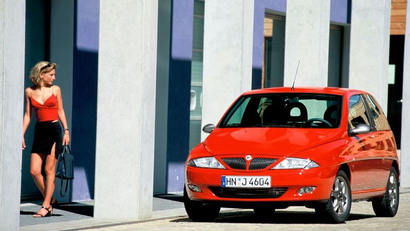 Schick in schönen Rundungen: Der kleine Lancia Y kombinierte italienische Alta Moda mit Bio-Couture.  Er wurde von Herbst 1995 bis Spätsommer 2003 gebaut und beerbte den seit 1985 produzierten Y10. Der Y wurde in einer für diese Fahrzeugklasse ungewöhnlichen Vielfalt an Farbtönen und Ausstattungen angeboten. Er war mit Sitzbezügen aus dem Microfaserstoff Alcantara in verschiedenen Farben lieferbar. Kunden konnten unter 13 Standardfarben und 100 weiteren Farbtönen aus dem sogenannten Kaleidos-Programm auswählen. (Bild:  Lancia/Stellantis)