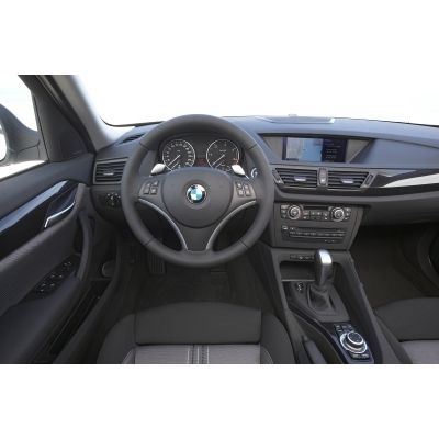 Das gegenüber dem 1er umgestaltete Armaturenbrett beherbergt einen fest installierten Navi-Bildschirm und die neueste Ausbaustufe des Bediensystems I-Drive. (Archiv: Vogel Business Media)