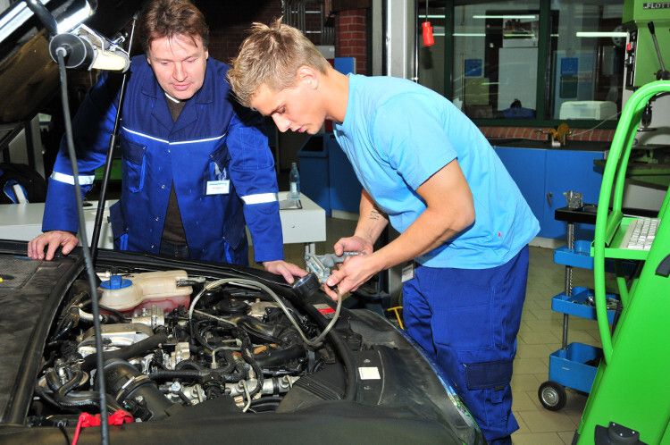 Alexander Pahlke aus Mecklenburg Vorpommern sucht den Grund dafür, dass der Motor zu wenig Leisung hat und stark qualmt, obwohl kein Fehler im Fehlerspeicher abgelegt ist. (Foto: Schmidt)