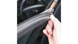 Türdichtungen haben eine wichtige Aufgabe und sollten deshalb regelmäßig kontrolliert und bei Bedarf erneuert werden. Dabei muss der Gang nicht zwangsläufig zum Fahrzeughersteller erfolgen. Die Marke Meyle bietet zahlreiche dieser Moosgummiprofile für Old- und Youngtimer an. Fotos: Wulf Gaertner (Archiv: Vogel Business Media)