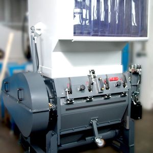 Leises und Effizientes auf der Fakuma: Eine solche Getecha-Trichtermühle vom Typ RS 45090 wird Getecha auf der Fakuma erstmals mit einem neuem, schallgedämmtem Mahlgehäuse vorstellen; das Bild zeigt noch eine RS 45090 ohne Schalldämmung.