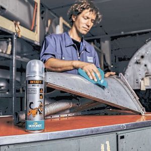 Schutz gegen Korrosion für empfindliches, dünnes Aluminiumblech: Die Beplankung der Tragflächen behandeln die Flugzeugspezialisten mit universellem Konservierungsstoff «Intact MX 50» von Motorex.(Bild:  Motorex)