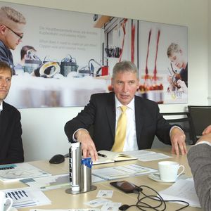 „Wir entwickeln uns mit Maß und Ziel“, erklären Herbert K. Sutter (re.), Geschäftsführer, und Stefan Heinz, Technischer Leiter bei ATE.