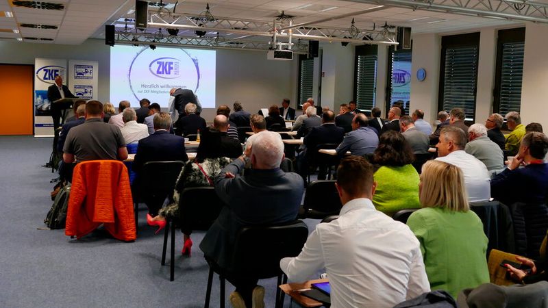 Volles Haus in Friedberg: Zur diesjährigen Mitgliederversammlung des ZKF kammen von 54 stimmberechtigten Delegierten 48. (Bild: Wenz - VCG)