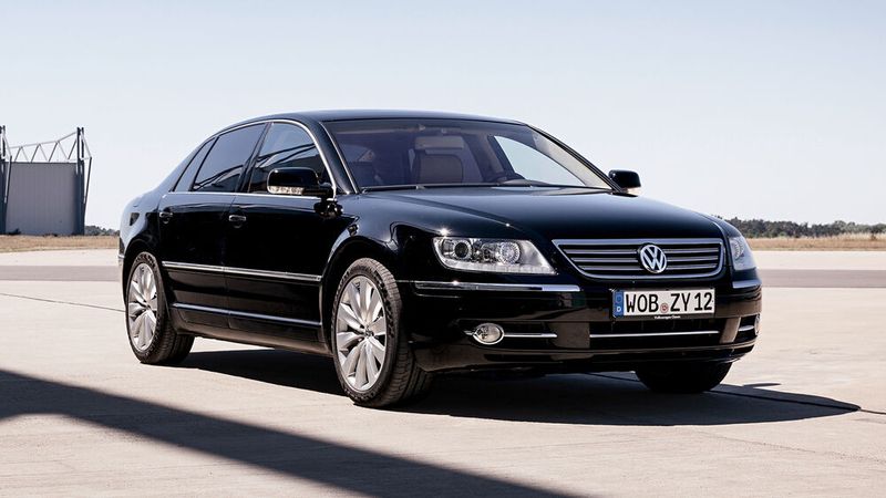 Der Ur-Phaeton ist hingegen definitiv in die Jahre gekommen. (Bild: Volkswagen)