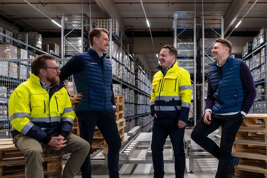 Freuen sich auf eine erfolgreiche Kooperation (v.l.): Björn Hobusch (Head of Business Services & OpEx, Nagel-Group), Dr. Philipp Hüning (Co-Founder & CEO, Logistikbude), Jens Kleiner (COO Nagel-Group) und Michael Koscharnyj (Co-Founder & COO, Logistikbude).(Bild:  Nagel-Group)