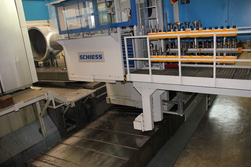 Der Gigant unter den Maschinen, besitzt einen komplett hydrostatischen Tragbalken, damit man auch bei diesen Dimensionen die nötige Präzision erreicht. Zu sehen ist, wie ein Propellerantrieb für eine Bohrinsel gefertigt wird. (Bild: Sonnenberg)