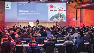 Volles Haus in Würzburg: Über 320 Teilnehmer besuchten das Kfz-Sachverständigen Forum in Würzburg. BVSK-Geschäftsführer Martin Schmelcher umriss die künftigen Herausforderungen für Kfz-Sachverständige.  (Bild: Stefan Bausewein)