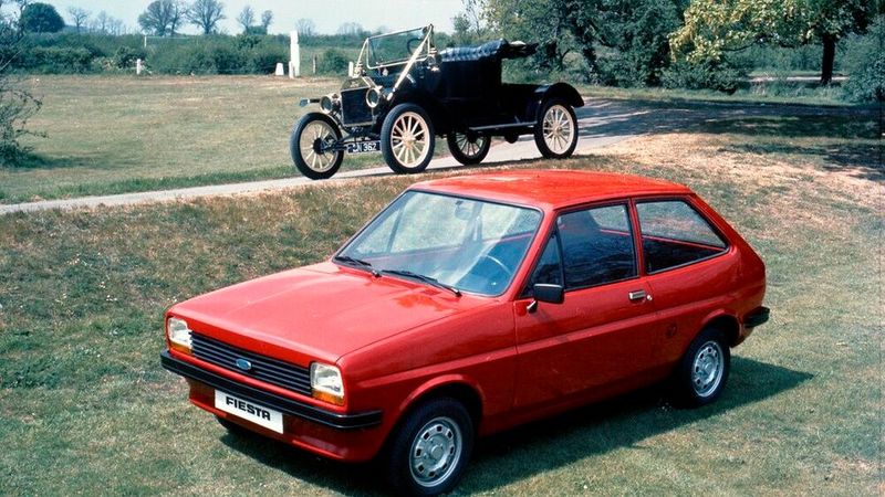 Die wichtigste Neuentwicklung seit dem legendären Ford Modell T (im Hintergrund) war 1976 der Fiesta, wie Ford-Köln-Chef Bob Lutz bei der Fiesta-Premiere erklärte. Mit rund 9 Millionen Exemplaren im Zeitraum 1979 bis 2018 wurde der größte Teil dieser Fahrzeuge am Standort Köln produziert. (Bild: Ford AG)