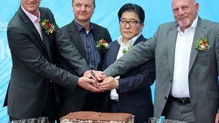 Schlemmer-Werkseröffnung in Korea: (v.l.) Finanzvorstand Christian von der Linde, Geschäftsführer Josef Minster, Kim Jong-Chan, Norbert Hausfelder. (Foto: Schlemmer)