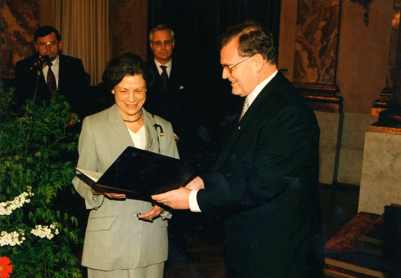 Verleihung der Verdienstmedaille des Landes Baden-Württemberg 1996 an Dorothee Bürkert durch Ministerpräsident Erwin Teuffel. (Bild: Firmenarchiv Bürkert)