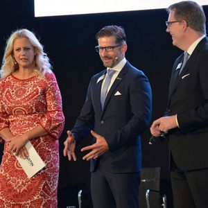 Die beiden Geschäftsführer Tobias Gutgsell (Mitte) und Dirk Zimmermann im Lampenfiebermodus.(Bild:  Rehberg / »kfz-betrieb«)