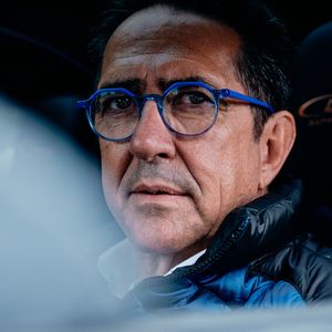 Bugatti-Cheftester Pierre-Henri Raphanel erklärt, wie das schnell fünf Millionen Euro teure Wunderwerk funktioniert.(Bild:  Bugatti)