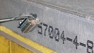 Die REA-Jet-ST-Signiertechnik schreibt punktgenau alphanumerische Codes – auch in Großschrift – auf Aluminiumteile. (Bild: REA)