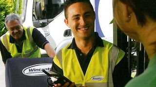 Bis zum Aufstellungsort bringen die Wincanton-Mitarbeiter die Produkte des auf Rattanmöbel für den Garten spezialisierten Online-Handelshauses Paket24. Bild: Wincanton (Archiv: Vogel Business Media)