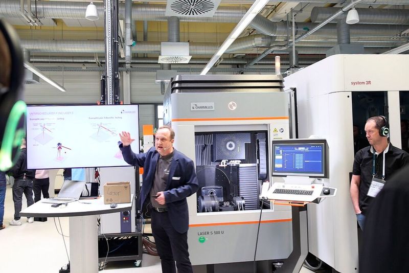 An zahlreichen Maschinen - hier an einer Laser S 500 U, einer Lasermikrobearbeitungsmaschine  - konnten die Teilnehmer des Technikforums bei United Machining in der praktischen Anwendung neues Wissen für ihren Fertigungsalltag tanken.  (Bild:  Maschinenmarkt/rw)