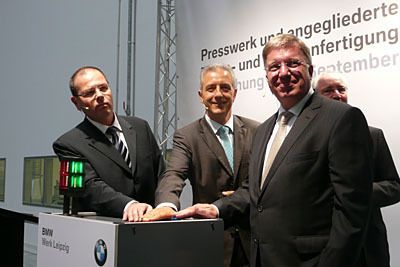 Auf die Plätze – fertig –  los! Uwe Albrecht, Stanislaw Tillich und Frank-Peter Arndt gaben den Startschuss für den Anlauf der neuen Schuler Servo-Pressenlinie. (Archiv: Vogel Business Media)