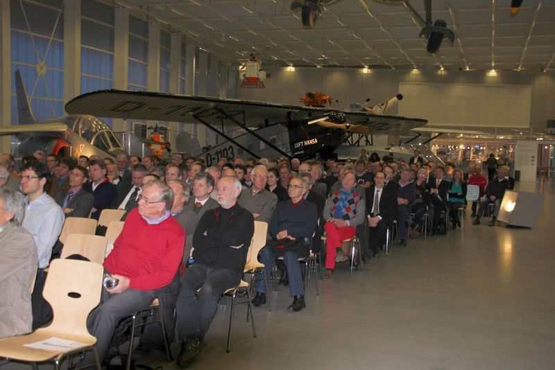 Über 230 Gäste kamen, um sich die Expertendiskussion anzuhören. Das Auditorium bestand jedoch nicht nur aus Faserverbund-Spezialisten. Diese Veranstaltung konnte jeder Interessierte besuchen. (Königsreuther)