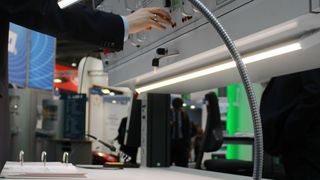 Die LED-Arbeitsplatzleuchte mit Schwanenhals, stufenlos einstellbarer Lichttemperatur und Helligkeit sorgt für Komfort bei der Arbeit. (Bild: Hera Laborsysteme)