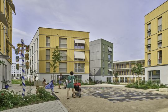 Die Baugruppen-Mitglieder  profitieren von der urbanen Infrastruktur des neuen Stadtviertels und schätzen zugleich den hohen Freizeitwert des angrenzenden Umlands. (Bild:  Jens Weber/Connolly Weber Photography)