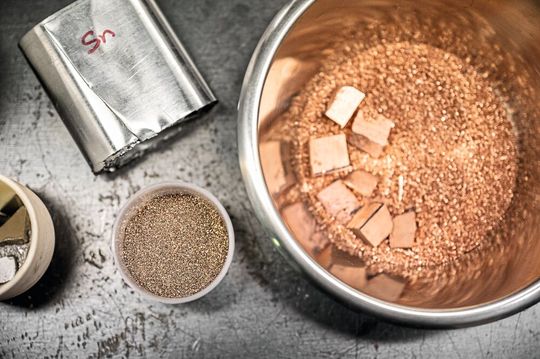 Die Versuche im Labormaßstab wurden mit Zinn-Konzentrat in Pulverform durchgeführt. (Bild:  TU Bergakademie Freiberg/C. Mokry)