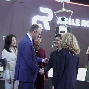 Bei Agile Robots informierten sich Friedrich Merz und Wirtschaftsministerin Katherina Reiche über die strategische wirtschaftliche Bedeutung von Physical AI für die industrielle Wettbewerbsfähigkeit. Sie erhielten eine Live-Demonstration der Lösungen des Unternehmens und  einen personalisierten Miniatur-Roboterarm. (Bild: Agile Robots)