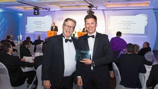 Axel Weber (r.), Vice President Medical Robotics bei Kuka, nahm den Global Company of the Year Award entgegen. (Kuka)