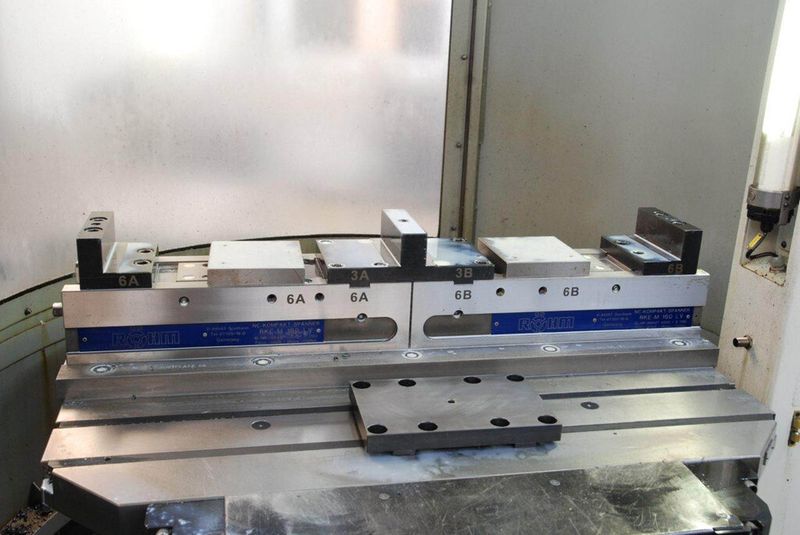 Flexibilität erhalten: Die festsitzende Mittelbacke lässt sich entfernen und z.B. gegen eine Unterlagplatte für das Spannen von nur einem Werkstück austauschen. (Bild: Röhm, Applikation Fleischer)