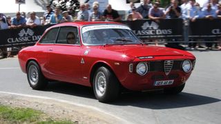 Der Alfa Romeo Giulia GT ist ein beliebter Oldtimer. Originale Räder sind inzwischen Mangelware und häufig nur noch gebraucht lieferbar, was risikobehaftet ist. Zugelassene Nachbauräder sind eine Alternative. (Bild: Stellantis)