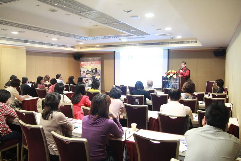 ELEKTRONIKPRAXIS-Redakteur Franz Graser erläutert den taiwanischen Managerinnen und Managern die Vorteile der Kooperation mit den deutschen Elektronikmedien. (Bild: Leon Chen/EP)