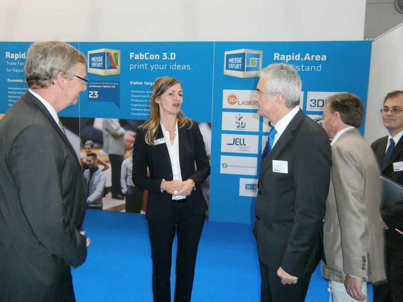 Die Messemacher und der Ministerialdirektor besuchen die Rapid.Area auf der ersten Moulding Expo. (Bild: Königsreuther)