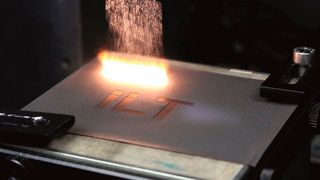 Sehr dünne Kupferfolie kann per Ultrakurzpulslaser oberflächlich so bearbeitet werden, dass die behandelte Fläche für die elektrische Kontaktierung taugt. Das hilft bei der Batterieherstellung in E-mobilen Zeiten. (Fraunhofer ILT)