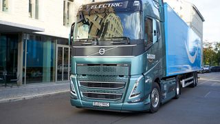Volvo Trucks verfolgt den Weg in die Klimaneutralität konsequent, heißt es. Als nächstes wird ein Elektro-Lkw gebaut, bei dem tragende Teile aus fossilfreiem Stahl bestehen. Amazon gehört zu den ersten Nutzern. Hier mehr zu diesem Lkw-Projekt. (Bild: Volvo Trucks / A. Barth)
