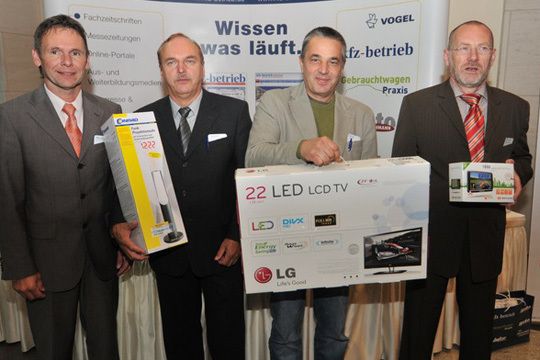 Von links: Stefan Zügner (Vogel Business Media) kürt das Sieger-Trio des Vogel-Geschicklichkeitspiels auf der Bundestagung: Gerhard Surk (Geschäftsführer Innung Cottbus - 3.Platz), Thilo Trill (Lehrlingswart Innung Berlin - 1. Platz) und Johannes Brester (Obermeister Innung Neuss - 2. Platz). (Zietz)