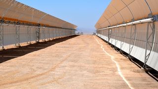 Bild 2: Parabolspiegel fixieren die Sonnenstrahlen in ihrem Brennpunkt und wandeln diese in Wärmeenergie um (Bild: Dr. Thomas Isenburg)