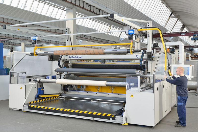 Reifenhäuser Cast Sheet Coating hat sein Portfolio von Anlagenkomponenten konsequent erweitert und modernisiert. Und das immer ganz nah am Kundenbedarf, was besonders mit der Einführung der neuen Wicklerbaureihe MIDEX-HSD bewiesen werde. (Bild: Reifenhäuser)