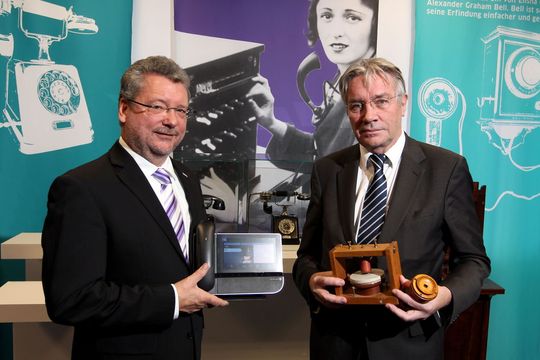 Verglichen das erste Bell-Telephon mit einem aktuellen smarten IP-Telefon: Technik-Vorstand Rainer Fechner (.) und Professor Horst Zuse.(Foto:  obs/Alcatel-Lucent)