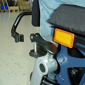 Einsatz als Bedienelement: An einem Reha-Stuhl dient der Exzenterhebel zum Öffnen und Schließen eines Haltebügels. Bügel geöffnet (links) und Bügel geschlossen (rechts).