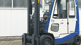 Schon das Serienfahrzeug der Ex-Schutz-Staplerbaureihe EFG 12-25XC unterschreitet 2100 mm Schutzdachhöhe und kann, je nach Hubwerk, zum Be- und Entladen von Containern dienen. Bild: Miag (Archiv: Vogel Business Media)