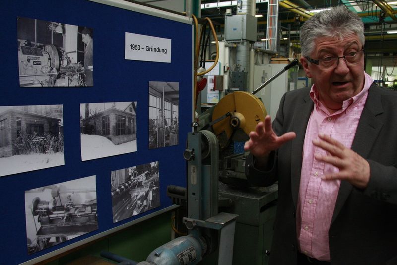 Kurt Husistein erzählt der SMM-Redaktion die Unternehmensgeschichte der Eichenberger Gewinde AG. (Bild: M.Böhm)